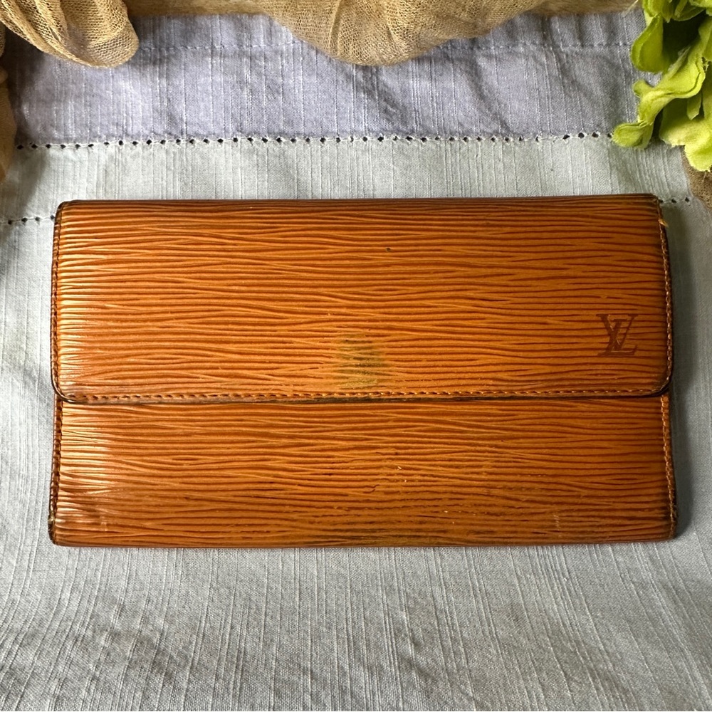 AUTHENTIC Louis Vuitton Monogram wallet/billfold.